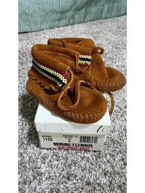 Minnetonka Infant size 3 Brown Moccasins